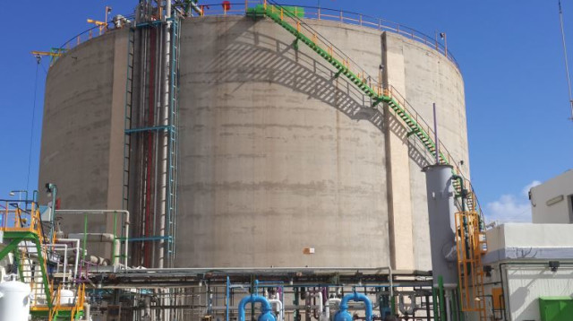 מיכל האמוניה בחיפה (צילום: קארין רוזקובסקי)