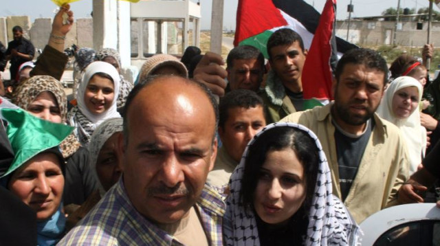 פלסטינים במחסום ארז  (צילום: פלאש 90)