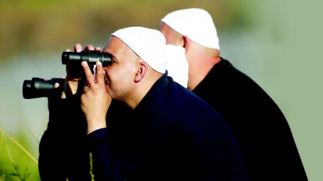 דרוזי משקיף משטח ישראל על הקרבות בסוריה (צילום: רויטרס)