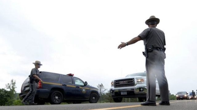 שוטרי ניו יורק מחפשים את האסירים שנמלטו (צילום: רויטרס)