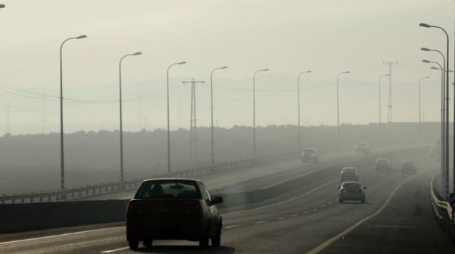 ערפל על הכביש (צילום: נתי שוחט, פלאש 90)