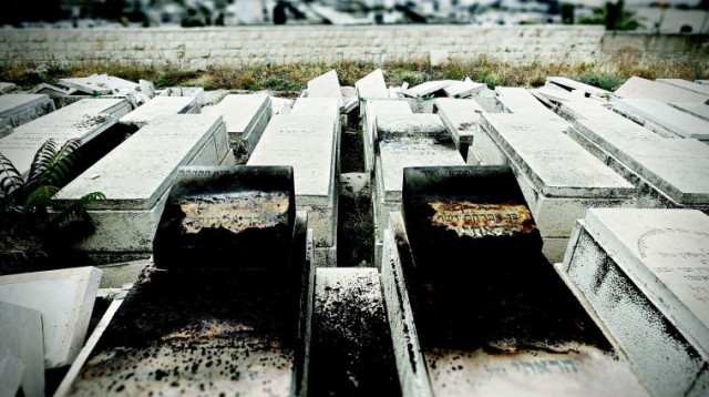 מצבות שרופות בהר הזיתים (צילום: מרק ישראל סלם)