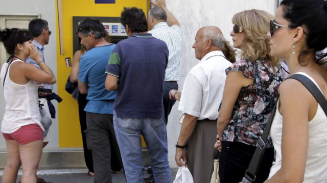 תורים לכספומטים ביוון (צילום: רויטרס)