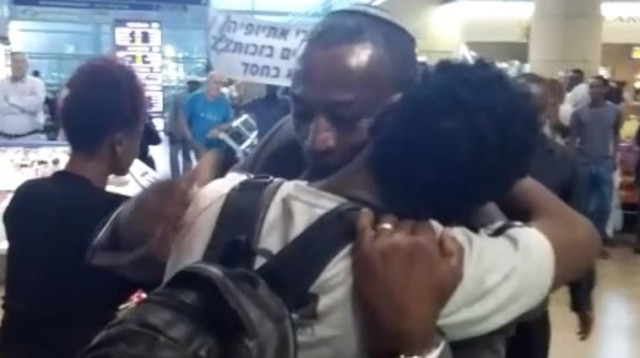 עלמנך מקונן ואביו (צילום: נועם אמיר)