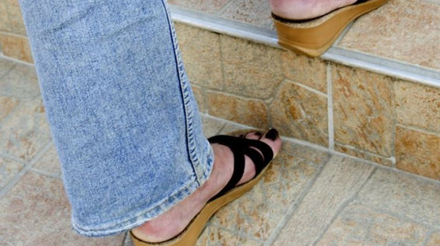 אישה בחדר מדרגות, אילוסטרציה (צילום: אינגאימג)