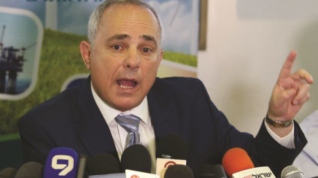 השר יובל שטייניץ מציג את מתווה הגז (צילום: מרק ישראל סלם)