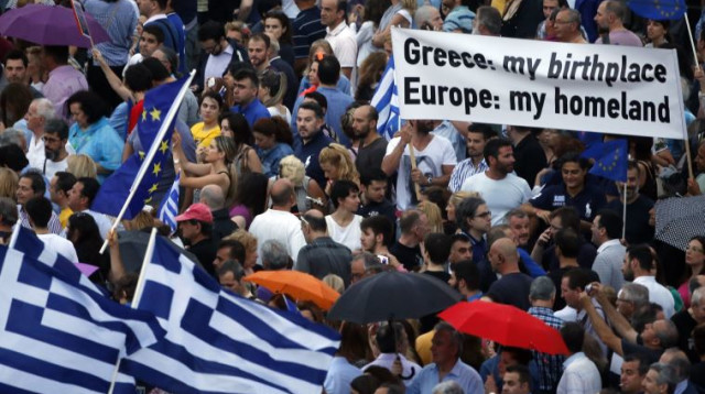 מפגינים ביוון (צילום: רויטרס)