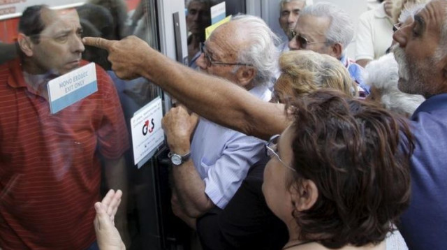פנסיונרים ביוון מנסים למשוך כסף מהבנק (צילום: רויטרס)
