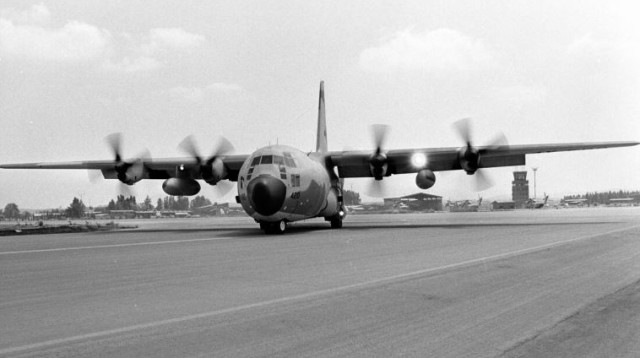 מבצע אנטבה - מטוס קרנף (הרקולס) נוחת בנתב"ג (צילום: ארכיון צה"ל במשרד הביטחון)