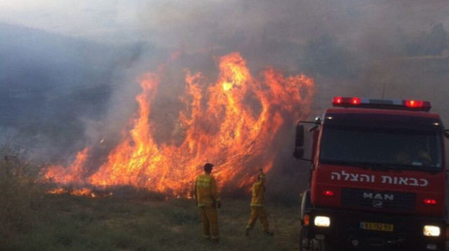 השריפה ביבניאל (צילום: דוברות כבאות מחוז צפון)