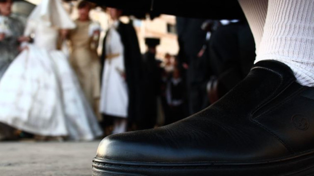 חתן שובר כוס בחופה, חתונה של חרדים (צילום: יעקב נחומי, פלאש 90)