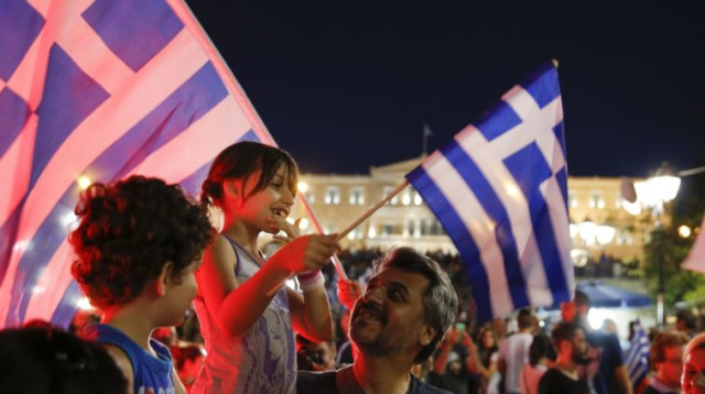 תומכי מחנה ה"לא" חוגגים במשאל העם ביוון  (צילום: רויטרס)