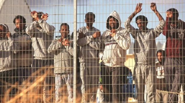 עצירים במתקן חולות (צילום: פלאש 90)