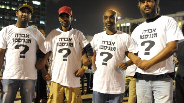 חולצות "אברה מנגיסטו?" במחאת יוצאי אתיופיה (צילום: אבשלום ששוני)
