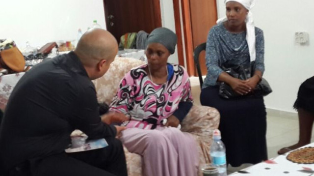 אמו של אברה מנגיסטו עם ראש עיריית אשקלון איתמר שמעוני (צילום: עיריית אשקלון)