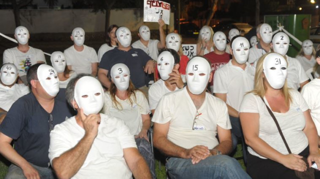 מחאת הסרדינים מול ביתו של שר החינוך (צילום: אבשלום ששוני)