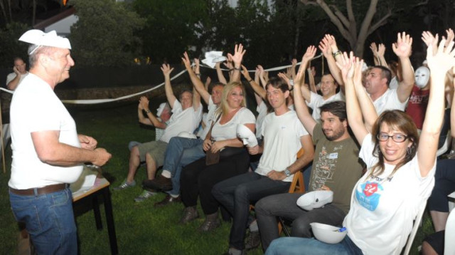 מחאת הסרדינים מול ביתו של שר החינוך (צילום: אבשלום ששוני)