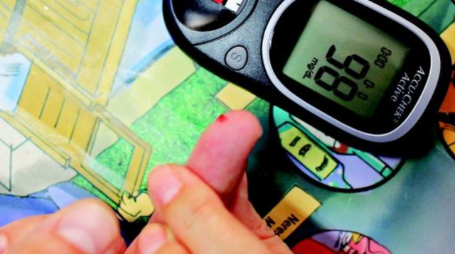 בדיקת סוכרת (צילום: רויטרס)