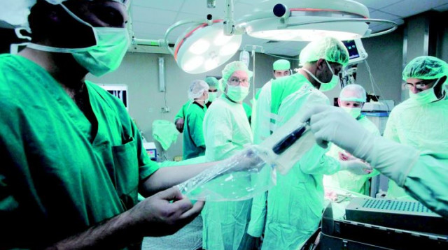 רופאים בחדר ניתוח (צילום: רויטרס)