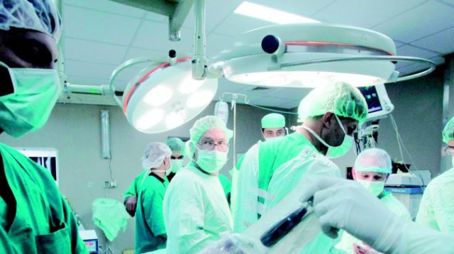 רופאים בחדר ניתוח (צילום: רויטרס)