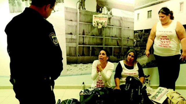 מזל ארמי וחברותיה מוחות במשרדי עמידר  (צילום: חיים שוורצנברג)