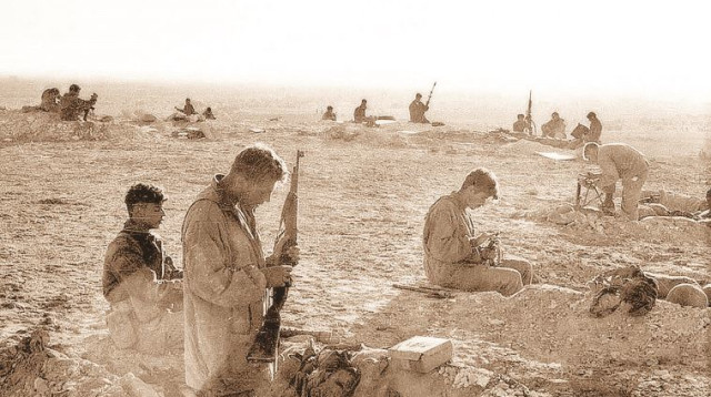 הנחיתה של הצנחנים במיתלה במבצע קדש (צילום: אברהם ורד, "במחנה")