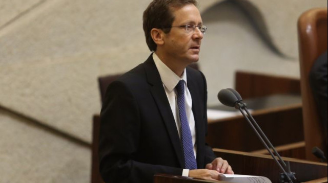 יצחק הרצוג נואם במליאה (צילום: מרק ישראל סלם)