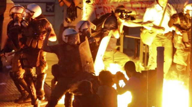 הפגנות מול הפרלמנט היווני (צילום: רויטרס)