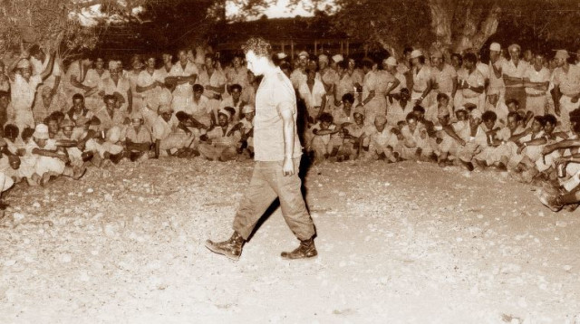מוטה גור כמפקד גדוד 88 בשנת 1956, במבצע לולב (צילום: אברהם ורד, "במחנה")
