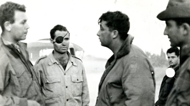 מוטה גור (משמאל) עם אריק שרון (שלישי מימין) (צילום: במחנה)