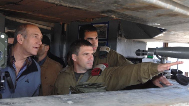 גל הירש מתדרך את אהוד אולמרט במהלך מלחמת לבנון השנייה (צילום: פלאש 90)