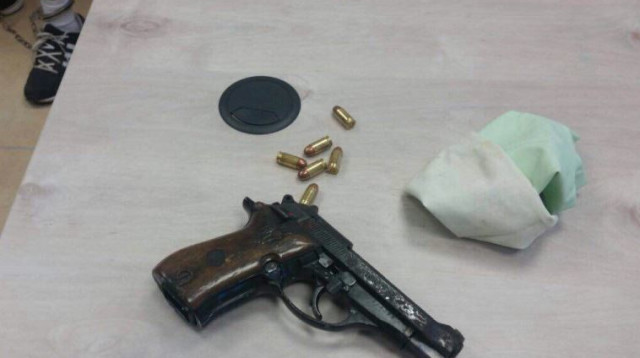 אקדח ותחמושת (צילום: חטיבת דובר המשטרה)