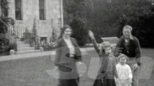 בני משפחת המלוכה מצדיעים במועל יד (צילום: צילום מסך: ה"סאן")