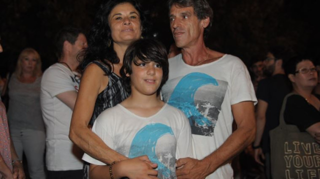 הוריו ואחיו של גל בק ז"ל, בעצרת זיכרון לכבודו (צילום: אבשלום ששוני)