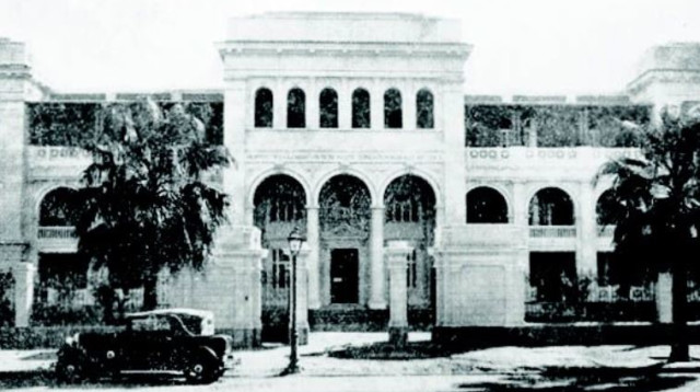  בית הכולבו והיהודי סיקורל בקהיר, 1947 (צילום: לבנה זמיר, אוסף פרטי)