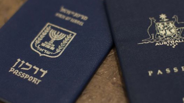 דרכונים  (צילום: יונתן סינדל, פלאש 90)