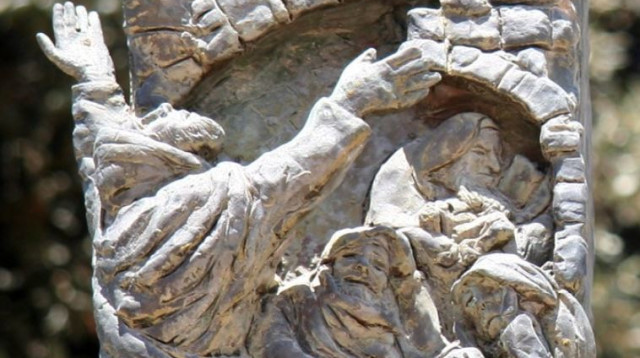 דמותו של יוחנן בן זכאי מניף ידיו מול ירושלים החרבה על המנורה מול משכן הכנסת (צילום: תמר הירדני, ויקיפדיה)