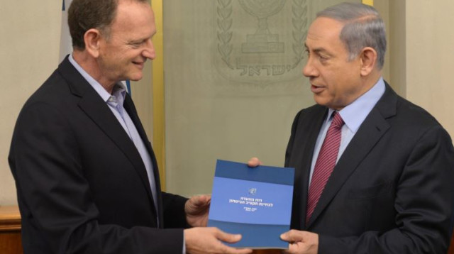 יוחנן לוקר מגיש את הדוח לראש הממשלה בנימין נתניהו (צילום: עמוס בן גרשום, לע"מ)
