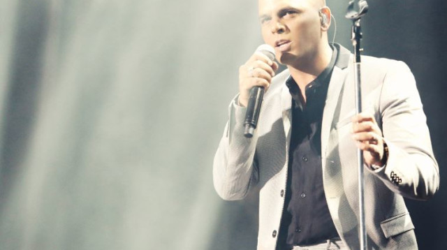 אייל גולן בהופעה (צילום: אלוני מור)