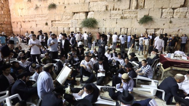 מתפללים לזכר חורבן הבית הכותל המערבי (צילום: מרק ישראל סלם)