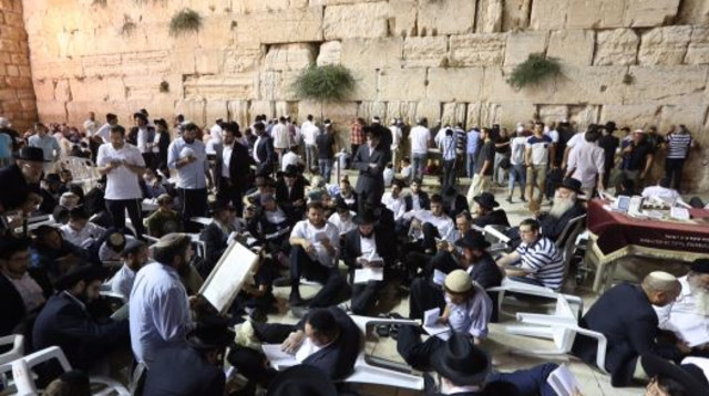 מתפללים לזכר חורבן הבית הכותל המערבי (צילום: מרק ישראל סלם)