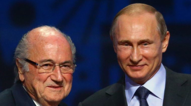 ולדימיר פוטין וספ בלאטר בהגרלת מוקדמות משחקי המונדיאל בסנט פטרסבורג (צילום: רויטרס)