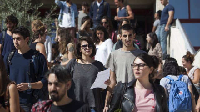 סטודנטים בהר הצופים (צילום: יונתן זינדל, פלאש 90)