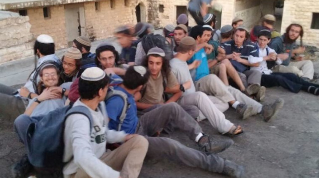 נערים מתבצרים על גג בשא-נור (צילום: חומש תחילה)