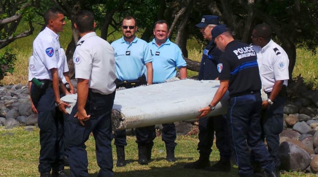 חלק מכנף המטוס המלזי (צילום: רויטרס)