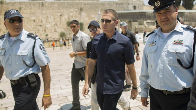 השר גלעד ארדן ומ"מ המפכ"ל בנצי סאו בסיור בכותל המערבי (צילום: יונתן זינדל, פלאש 90)