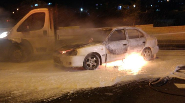 בקבוק תבערה שהושלך לעבר רכב בירושלים (צילום: מדברים תקשורת)