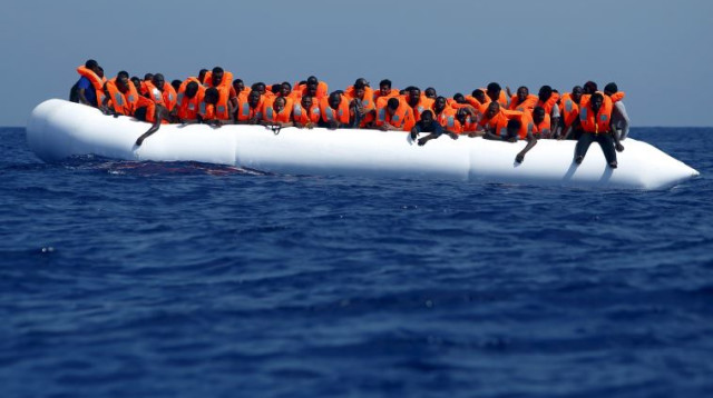 מהגרים מחכים לחילוץ השבוע (צילום: רויטרס)