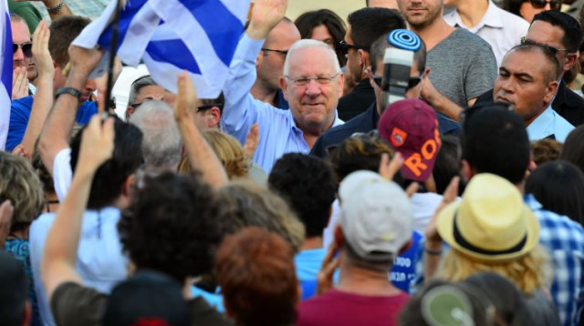 מאות במפגן תמיכה מול ביתו של הנשיא ראובן ריבלין (צילום: קובי גדעון, לע"מ)