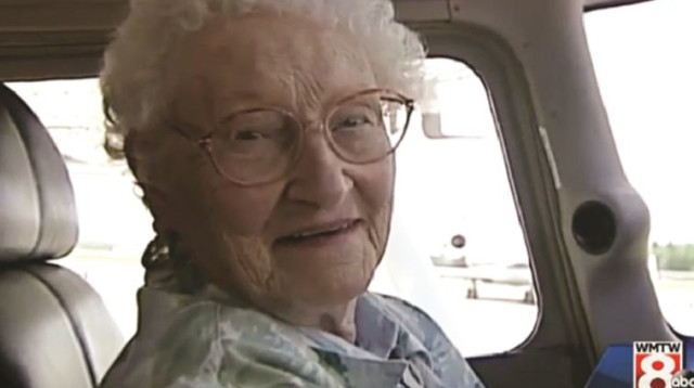 קשישה בת 91 בקוקפיט (צילום: WMTV)
